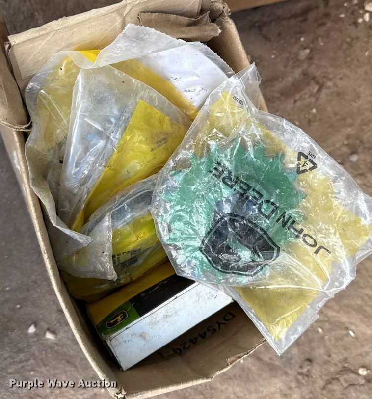 image for item DK6968 John Deere 569 MegaWidePlus round baler