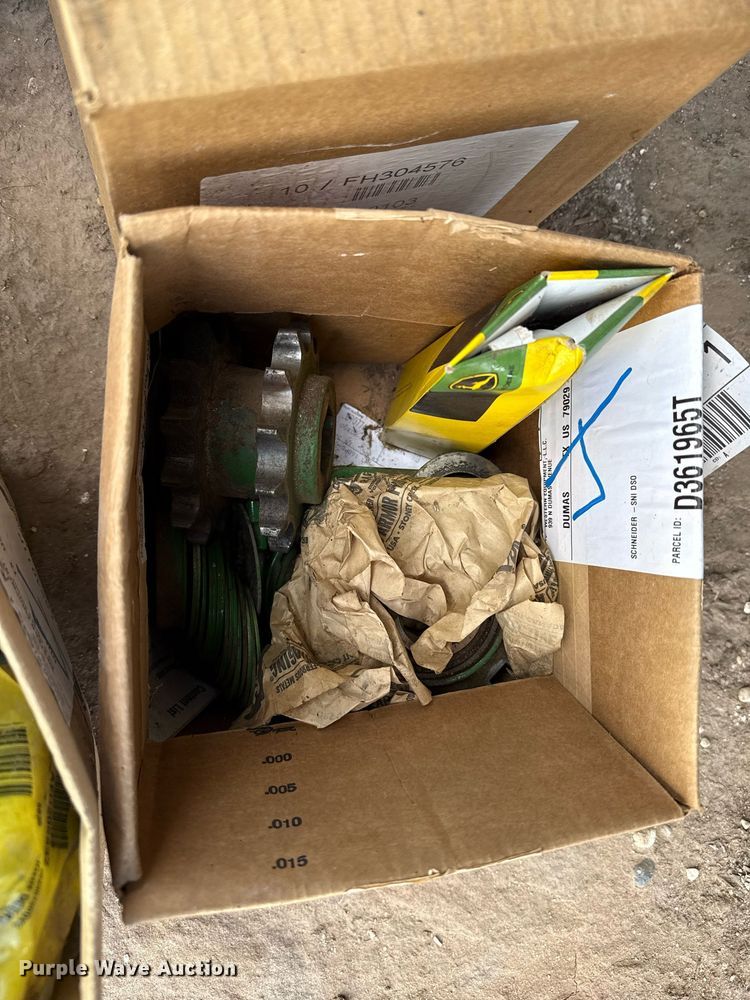 image for item DK6968 John Deere 569 MegaWidePlus round baler