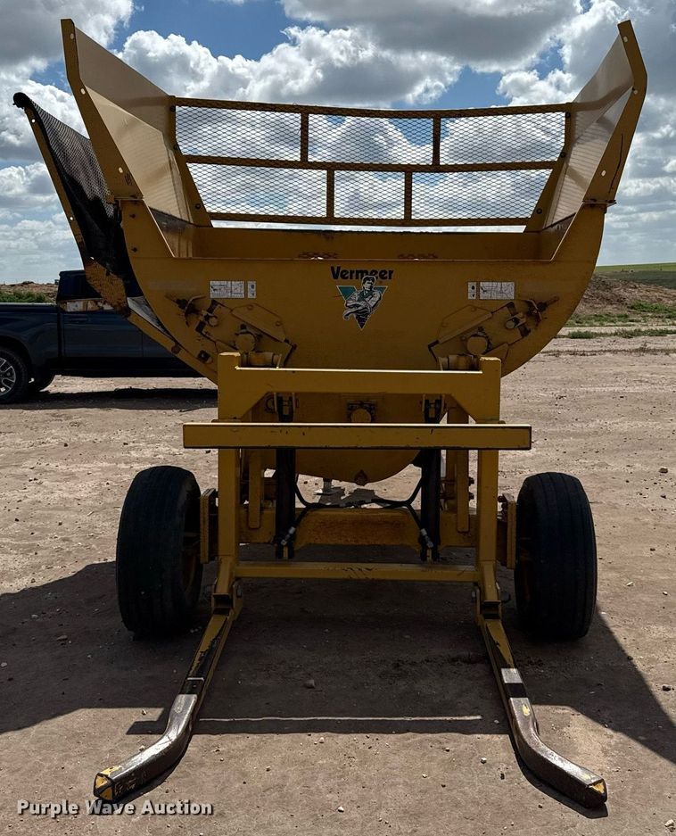 image for item DK6969 1999 Vermeer BP6800 bale processor