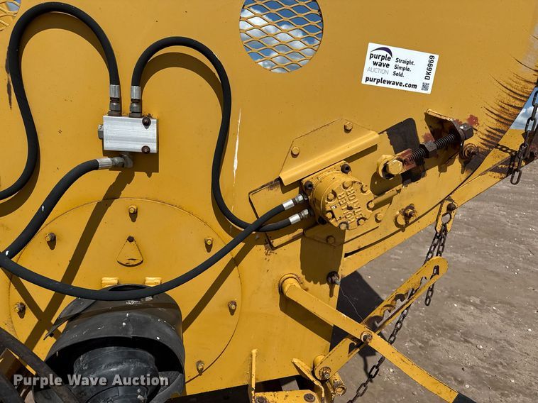 image for item DK6969 1999 Vermeer BP6800 bale processor