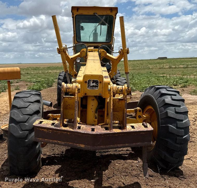 image for item DK6990 1985 John Deere 670A motor grader