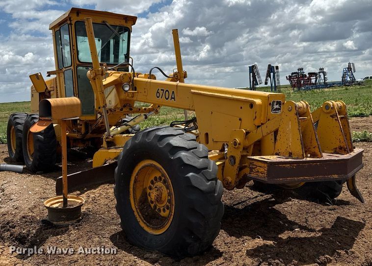 image for item DK6990 1985 John Deere 670A motor grader