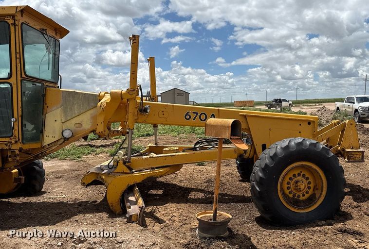 image for item DK6990 1985 John Deere 670A motor grader