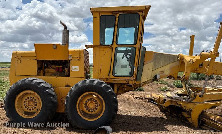 image for item DK6990 1985 John Deere 670A motor grader