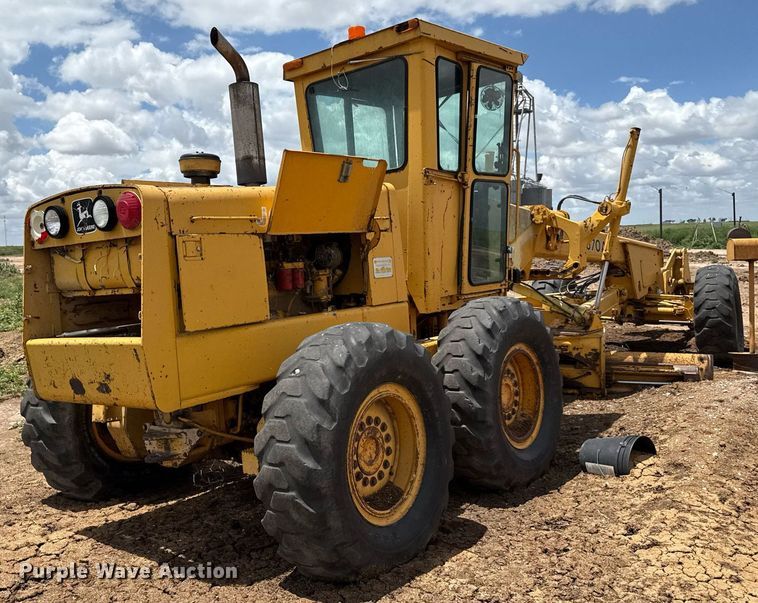 image for item DK6990 1985 John Deere 670A motor grader