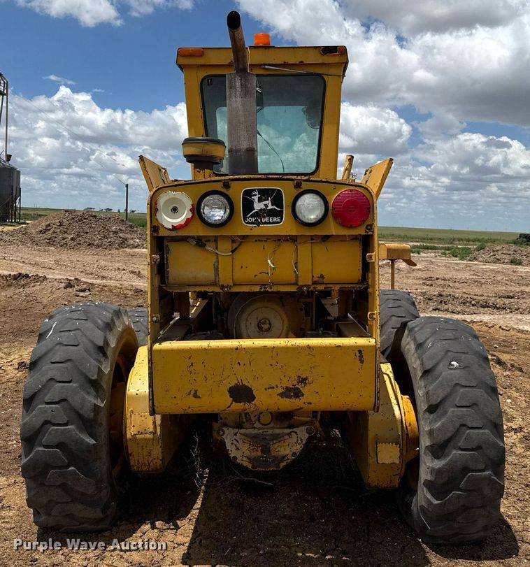 image for item DK6990 1985 John Deere 670A motor grader