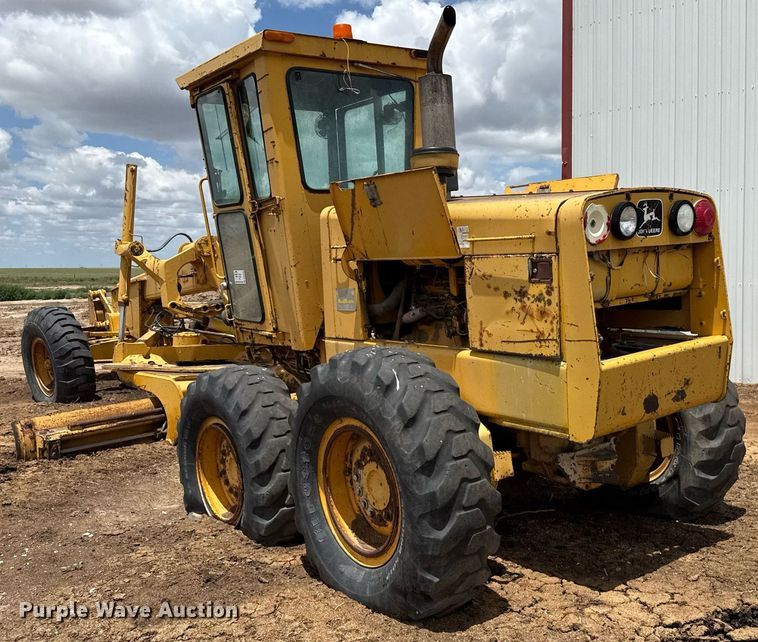 image for item DK6990 1985 John Deere 670A motor grader