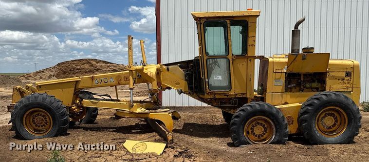 image for item DK6990 1985 John Deere 670A motor grader