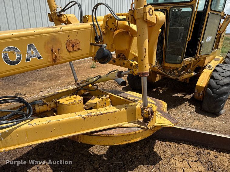 image for item DK6990 1985 John Deere 670A motor grader