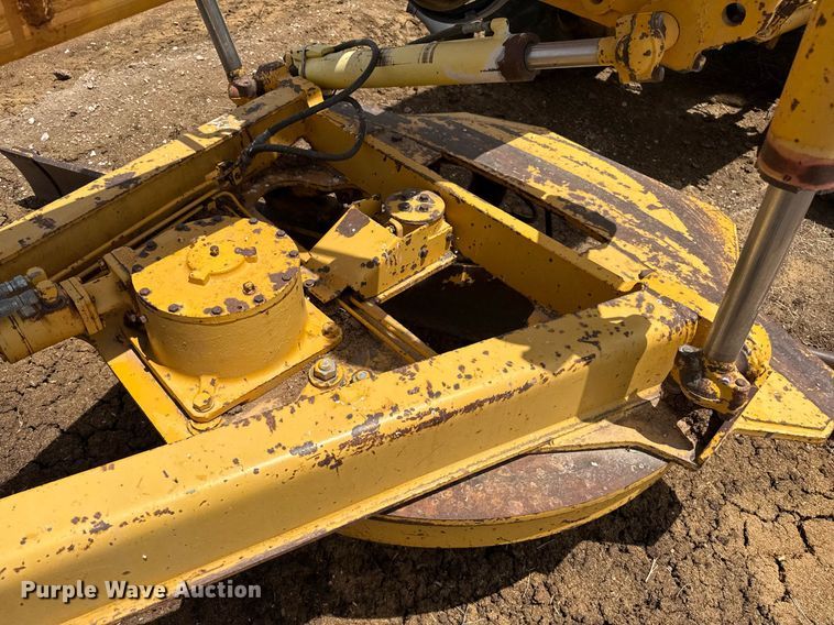 image for item DK6990 1985 John Deere 670A motor grader