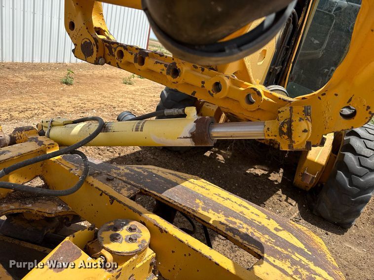 image for item DK6990 1985 John Deere 670A motor grader