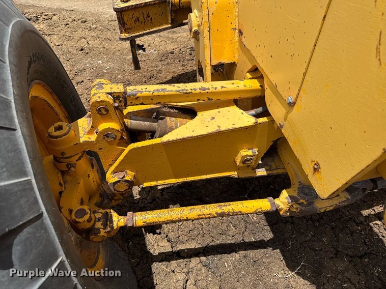 image for item DK6990 1985 John Deere 670A motor grader