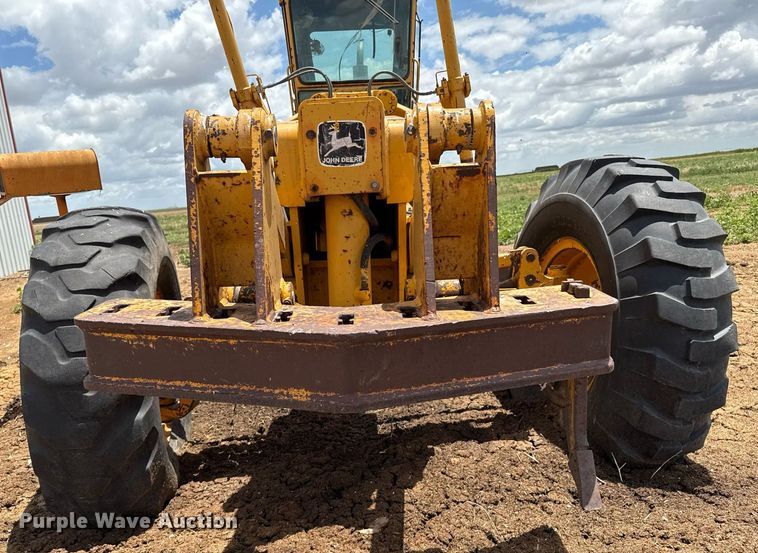 image for item DK6990 1985 John Deere 670A motor grader
