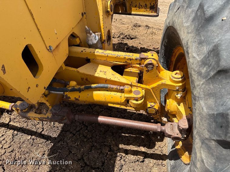 image for item DK6990 1985 John Deere 670A motor grader