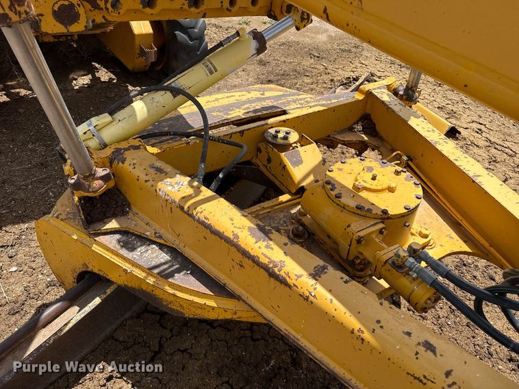 image for item DK6990 1985 John Deere 670A motor grader