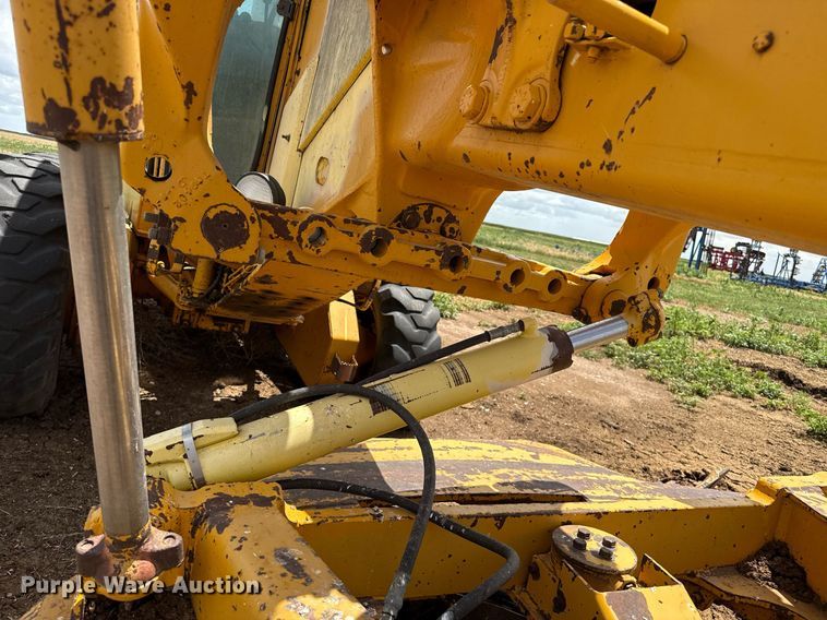 image for item DK6990 1985 John Deere 670A motor grader