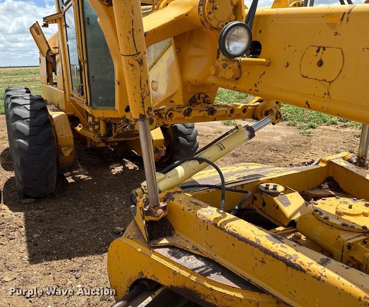 image for item DK6990 1985 John Deere 670A motor grader