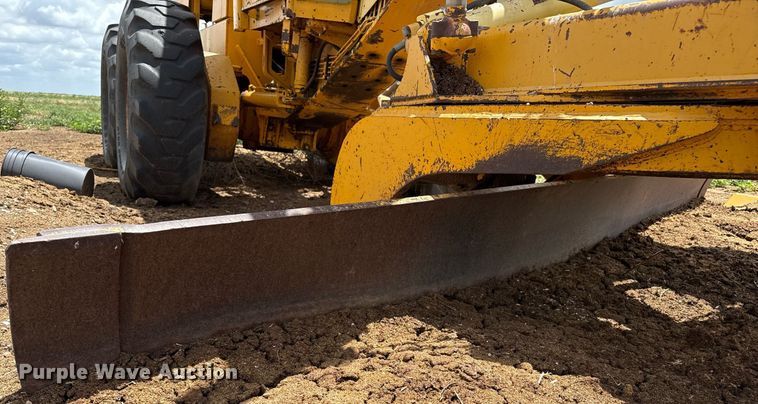 image for item DK6990 1985 John Deere 670A motor grader