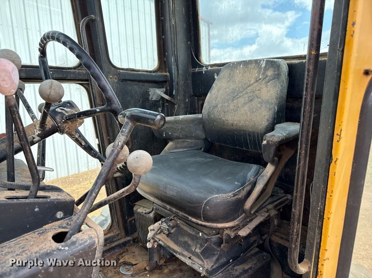 image for item DK6990 1985 John Deere 670A motor grader