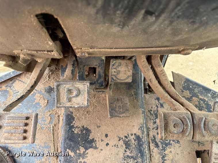 image for item DK6990 1985 John Deere 670A motor grader