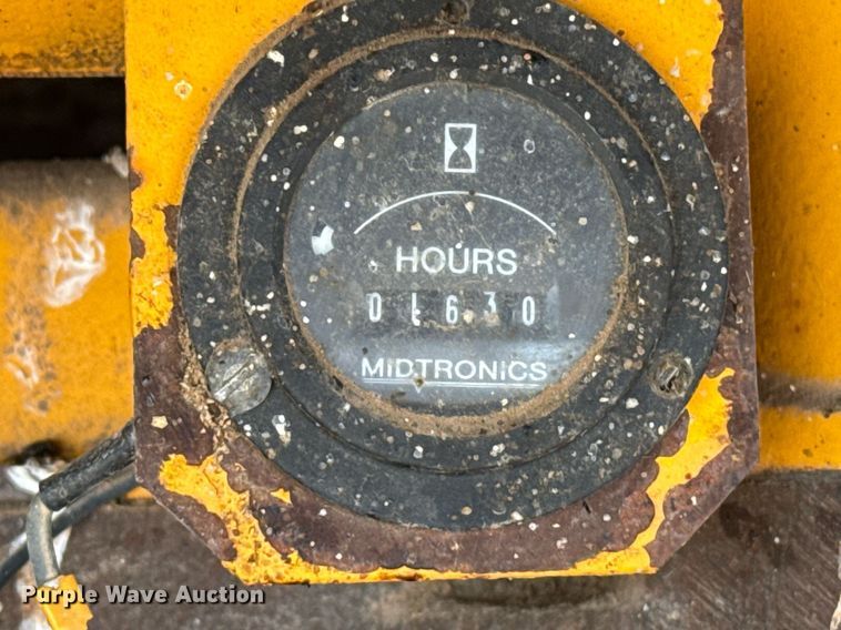 image for item DK6990 1985 John Deere 670A motor grader