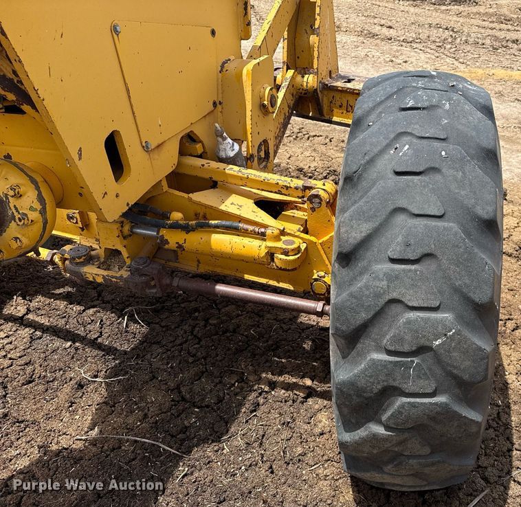 image for item DK6990 1985 John Deere 670A motor grader