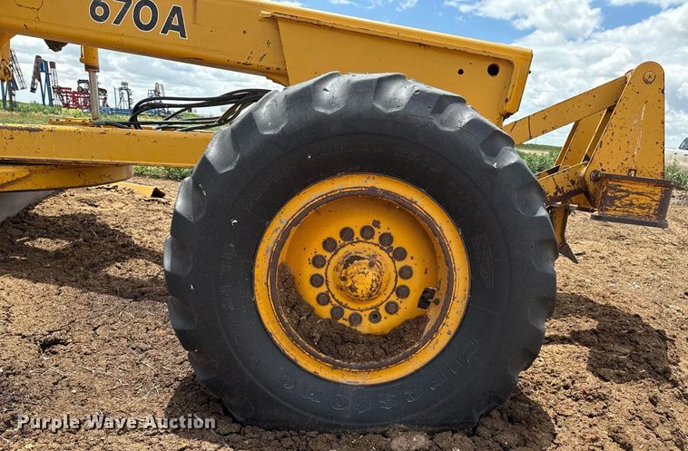 image for item DK6990 1985 John Deere 670A motor grader