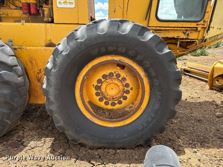 image for item DK6990 1985 John Deere 670A motor grader