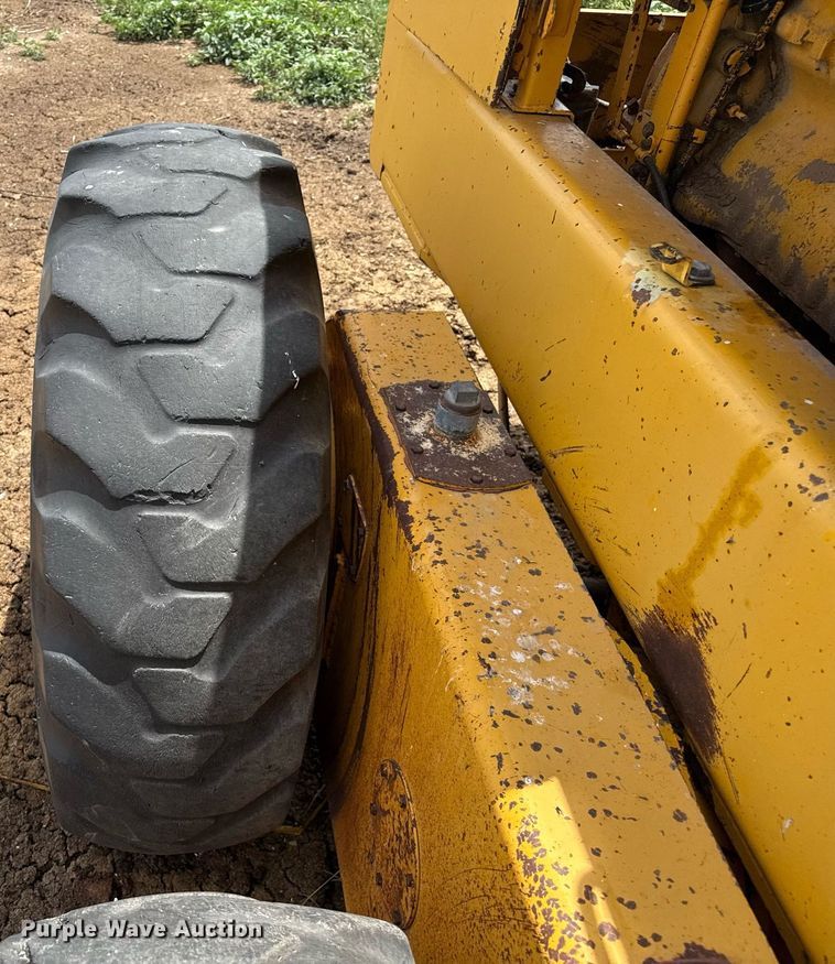 image for item DK6990 1985 John Deere 670A motor grader