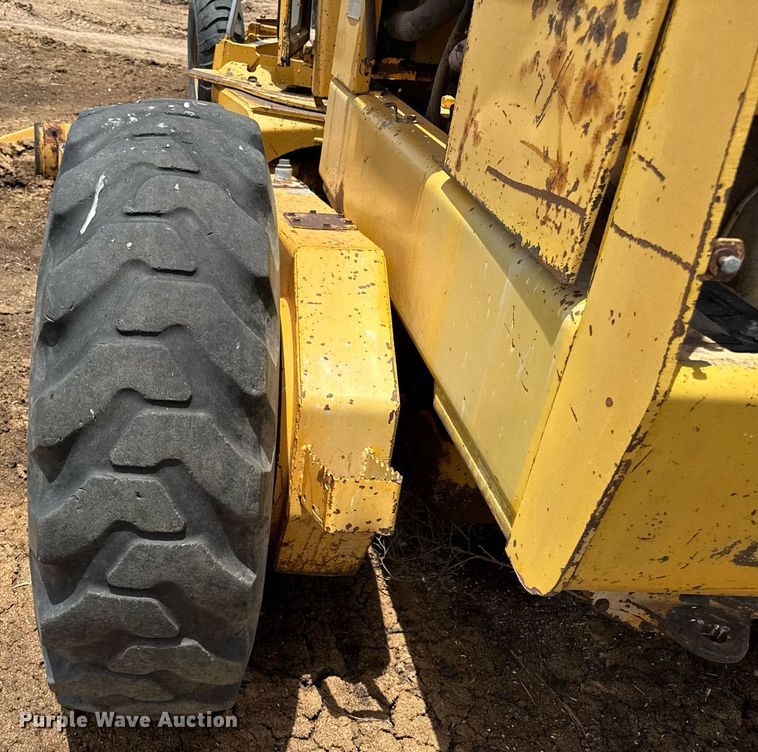 image for item DK6990 1985 John Deere 670A motor grader