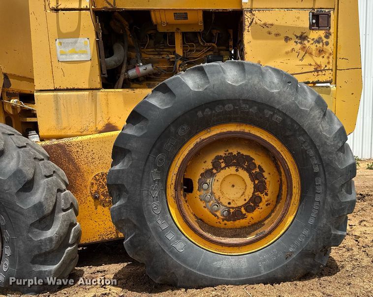 image for item DK6990 1985 John Deere 670A motor grader