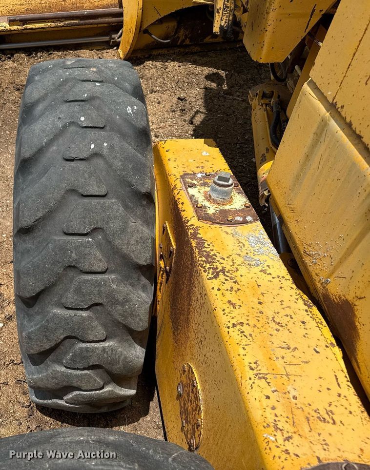 image for item DK6990 1985 John Deere 670A motor grader