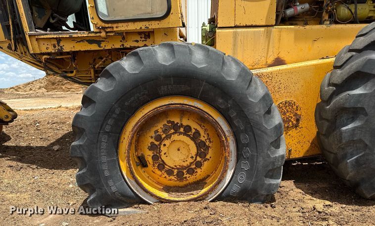 image for item DK6990 1985 John Deere 670A motor grader