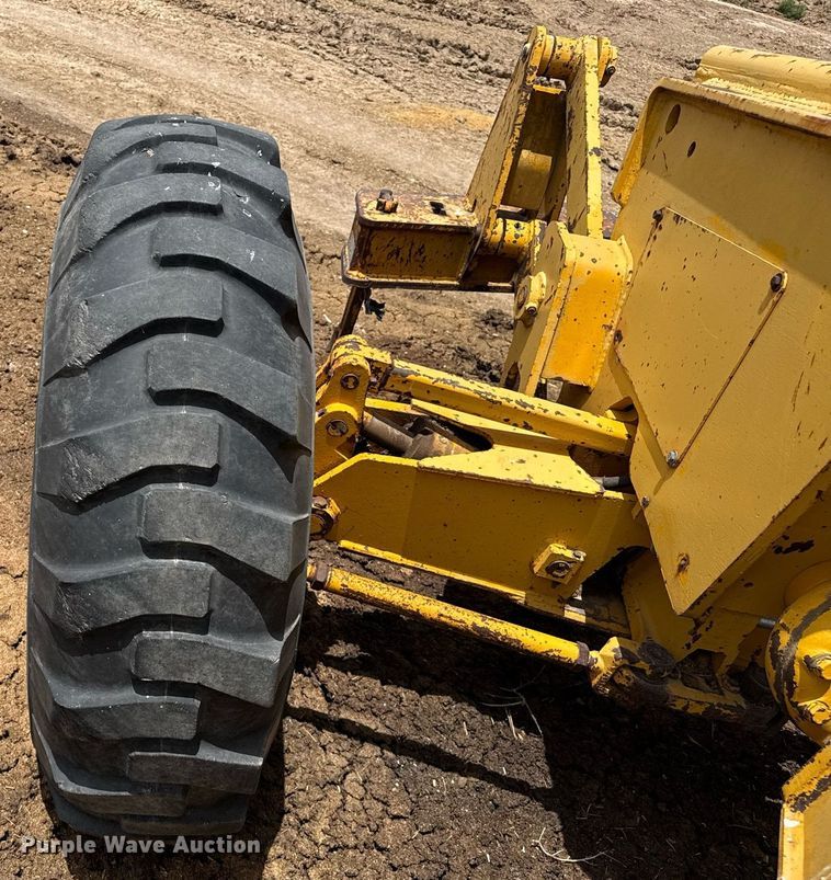 image for item DK6990 1985 John Deere 670A motor grader