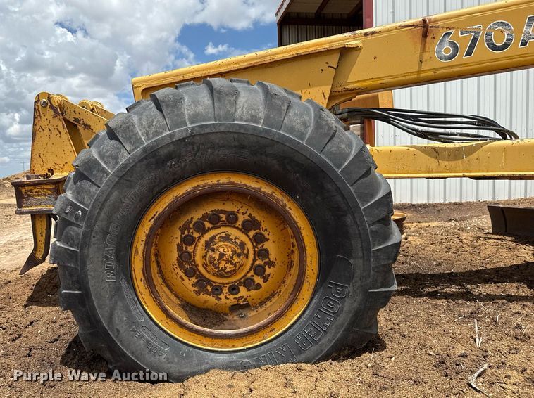 image for item DK6990 1985 John Deere 670A motor grader