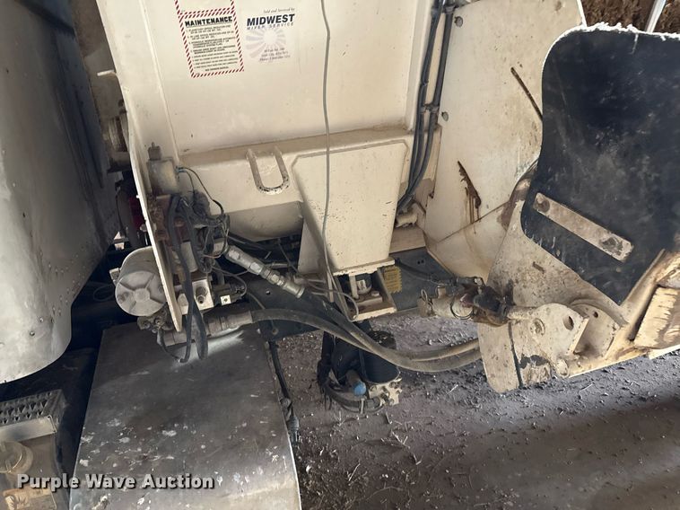 image for item DK6991 2013 Peterbilt 337 feed mixer truck