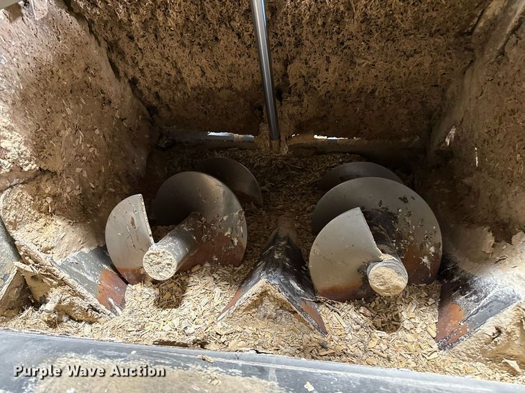 image for item DK6991 2013 Peterbilt 337 feed mixer truck