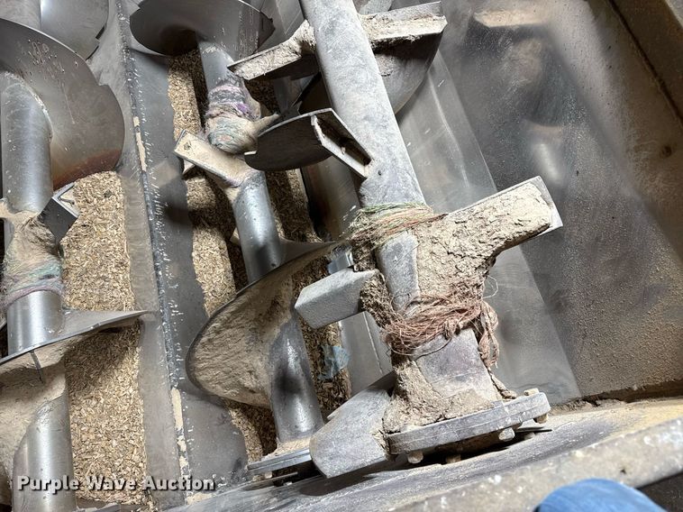 image for item DK6991 2013 Peterbilt 337 feed mixer truck