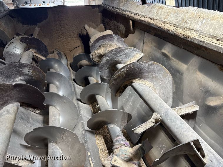 image for item DK6991 2013 Peterbilt 337 feed mixer truck