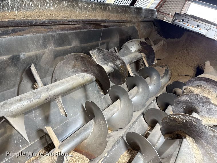 image for item DK6991 2013 Peterbilt 337 feed mixer truck