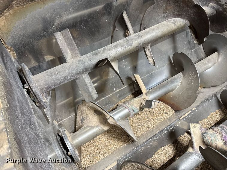 image for item DK6991 2013 Peterbilt 337 feed mixer truck