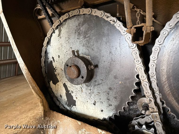 image for item DK6991 2013 Peterbilt 337 feed mixer truck