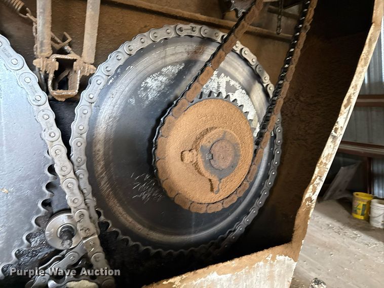 image for item DK6991 2013 Peterbilt 337 feed mixer truck