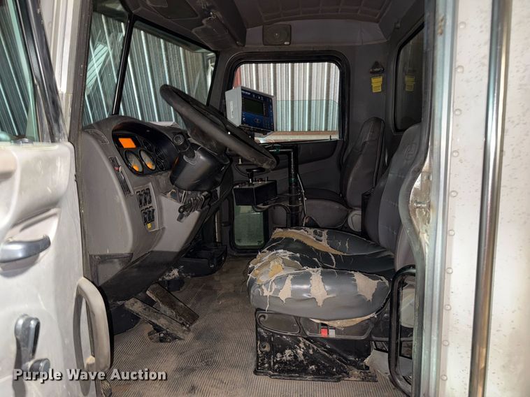 image for item DK6991 2013 Peterbilt 337 feed mixer truck