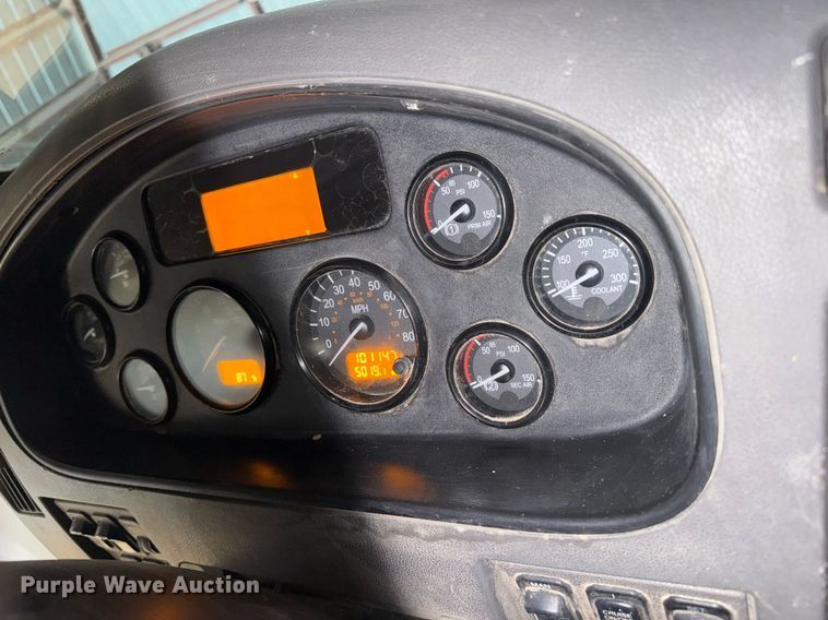 image for item DK6991 2013 Peterbilt 337 feed mixer truck