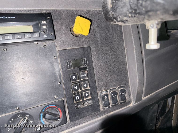 image for item DK6991 2013 Peterbilt 337 feed mixer truck