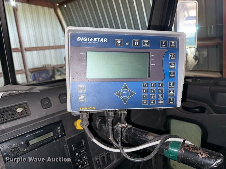 image for item DK6991 2013 Peterbilt 337 feed mixer truck