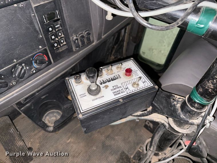 image for item DK6991 2013 Peterbilt 337 feed mixer truck