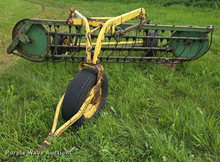 image for item DR3880 John Deere 640 hay rake