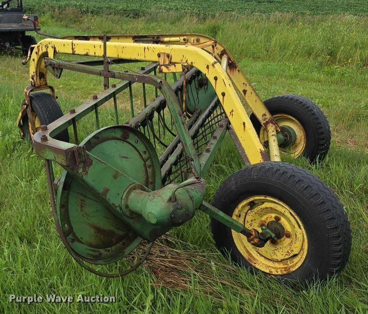 image for item DR3880 John Deere 640 hay rake